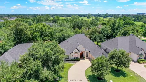 3704 Park Oak Dr, Bryan, TX 77802