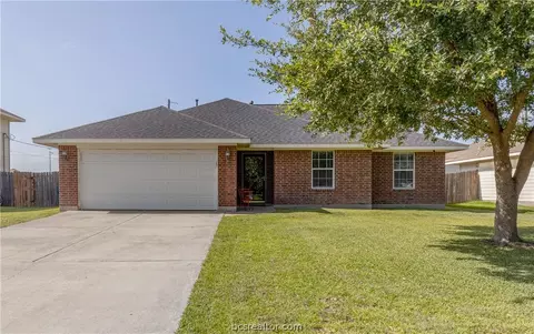 712 Mockingbird St, Navasota, TX 77868