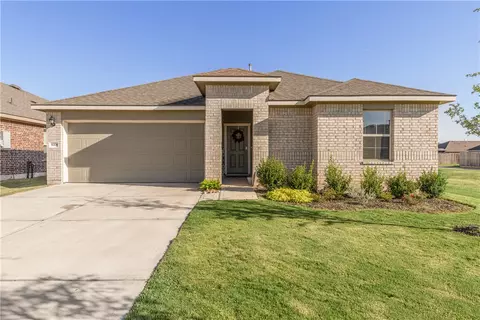 8008 Front Nine Ln, Navasota, TX 77868