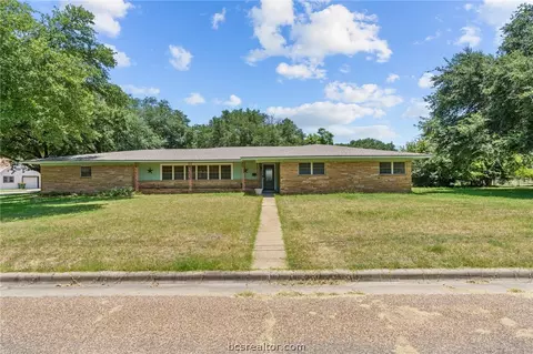 510 Calvert St, Hearne, TX 77859