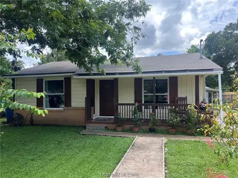 827 Duke St, Navasota, TX 77868