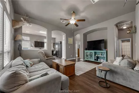 1068 Venice Dr, Bryan, TX 77808