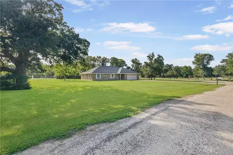 9700 Runaway Rd, College Station, TX 77845