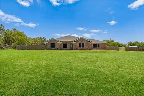 1 Raven Dr, Bryan, TX 77808