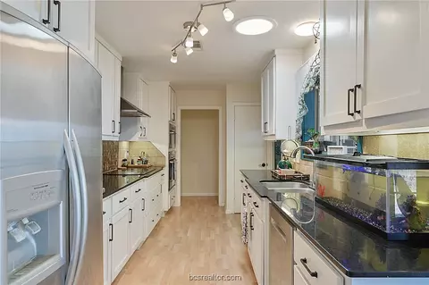 2211 Windsor Dr, Bryan, TX 77802 photo 5