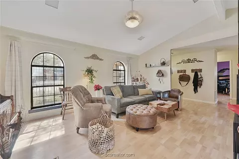 2211 Windsor Dr, Bryan, TX 77802