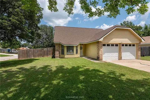 1101 Chinaberry Dr, Bryan, TX 77803