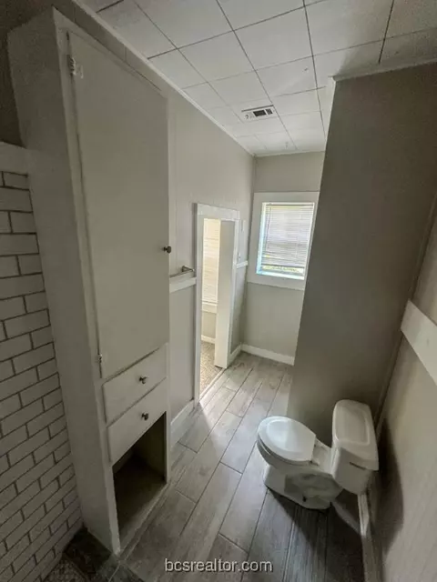 Bath - 900 E 24th St, Bryan, TX 77803 photo 3 of 6