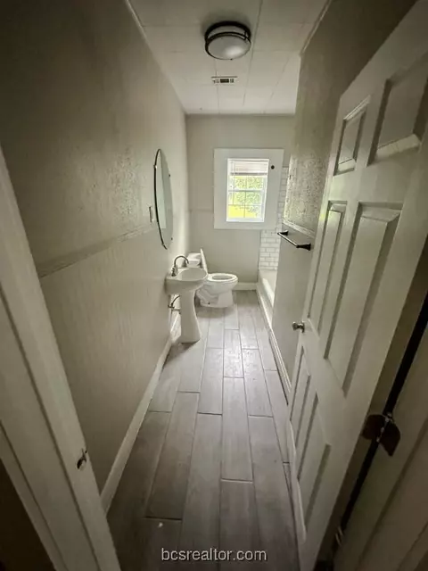 Bath - 900 E 24th St, Bryan, TX 77803 photo 5 of 6