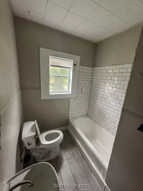Bath - 900 E 24th St, Bryan, TX 77803 photo 6 of 6