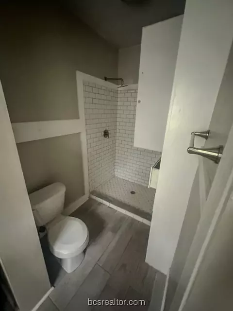 Bath - 900 E 24th St, Bryan, TX 77803 photo 2 of 6