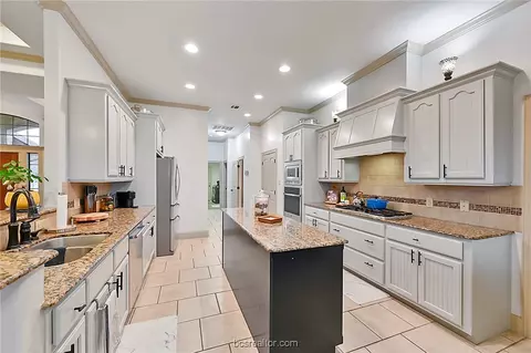 6949 Gemstone Dr, Bryan, TX 77808 photo 8