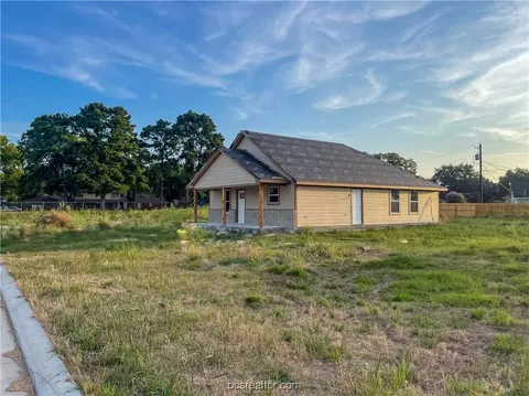 1703 Pine St, Hearne, TX 77859
