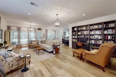 705 N Center St, Franklin, TX 77856