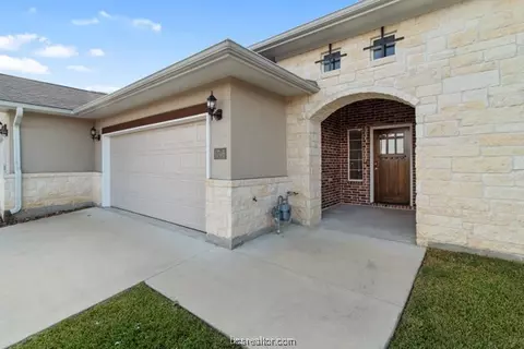 1746 Heath Dr, College Station, TX 77845