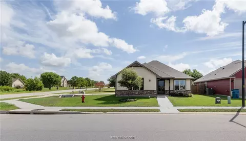 101 Dove Landing Ct, Navasota, TX 77868