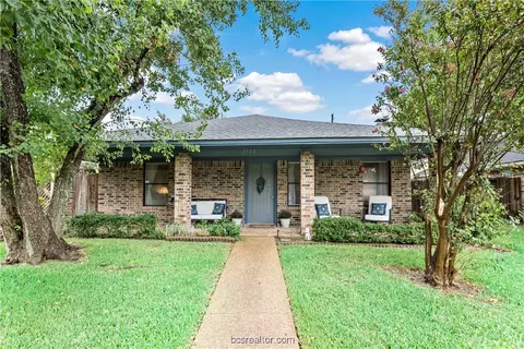 2903 Burning Tree Ct, Bryan, TX 77802
