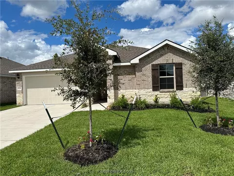 2220 Spyglass Dr, Navasota, TX 77868