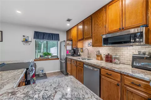 8402 Peach Tree Dr, Bryan, TX 77808 photo 11