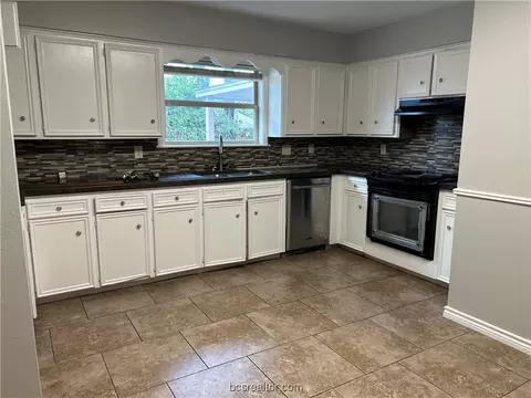1612 Luza St, Bryan, TX 77802 photo 3