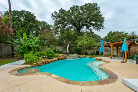 2710 Red Hill Dr, College Station, TX 77845