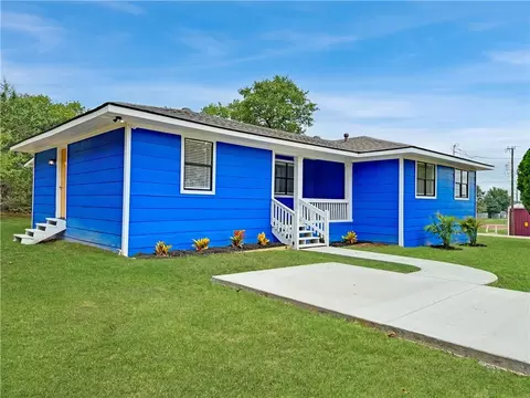 909 E 2nd St, Hearne, TX 77859