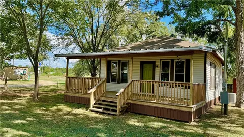 120 North St, Franklin, TX 77856