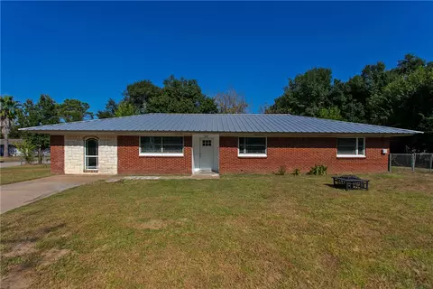 301 E Hall St, Hearne, TX 77859