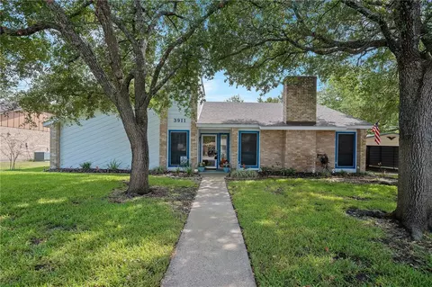 3911 Old Oaks Dr, Bryan, TX 77802