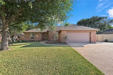 2302 S Pioneer Trl, Bryan, TX 77808