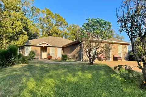800 Braeswood Cir, Bryan, TX 77803