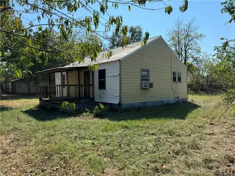 710 Perkins St, Franklin, TX 77856