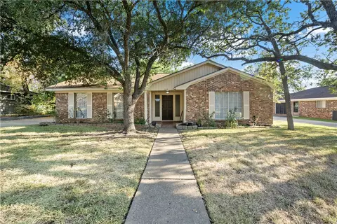 1117 Merry Oaks Dr, College Station, TX 77840