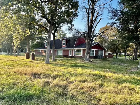 1 Ben Hogan Ln, Hilltop Lakes, TX 77871