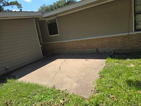 Exterior - 900 E 27th St, Bryan, TX 77803 photo 4 of 5