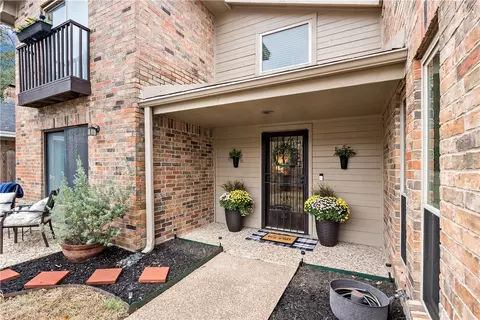 2911 Burning Tree Ct, Bryan, TX 77802 photo 2