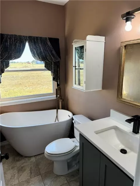 Bath - 8131 S Hickory Loop, Calvert, TX 77837 photo 1 of 3