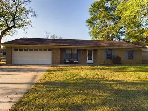 1109 W Point Tap Rd, Palestine, TX 75803