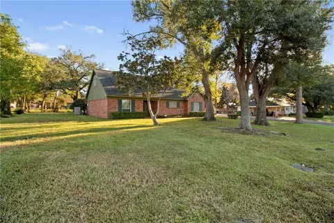 1102 E Main St, Madisonville, TX 77864