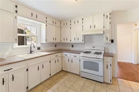 Kitchen - 903 North Ave, Bryan, TX 77802 photo 2 of 2