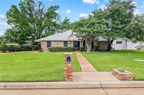 2203 Quail Hollow Dr, Bryan, TX 77802