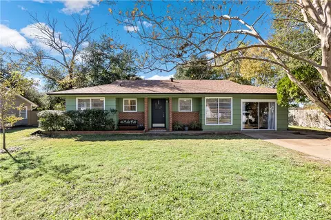 4002 Tanglewood Dr, Bryan, TX 77802
