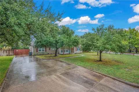 1705 Woodland Dr, Bryan, TX 77802