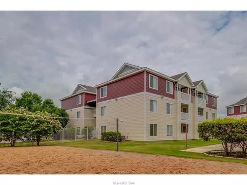 525 SW Parkway 104, College Station, TX 77840