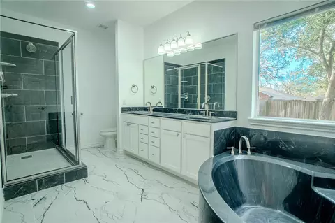 Bath - 2802 Brandywine Cir, Bryan, TX 77807 photo 3 of 6