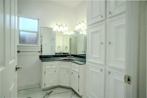 Bath - 2802 Brandywine Cir, Bryan, TX 77807 photo 5 of 6