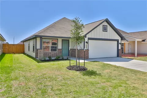 1210 Highgarden Dr, Navasota, TX 77868