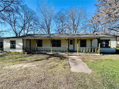 302 Third St S, Normangee, TX 77871