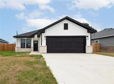 1609 Hackberry St, Hearne, TX 77859