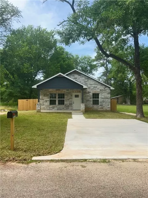 506 W Eighth St, Hearne, TX 77859